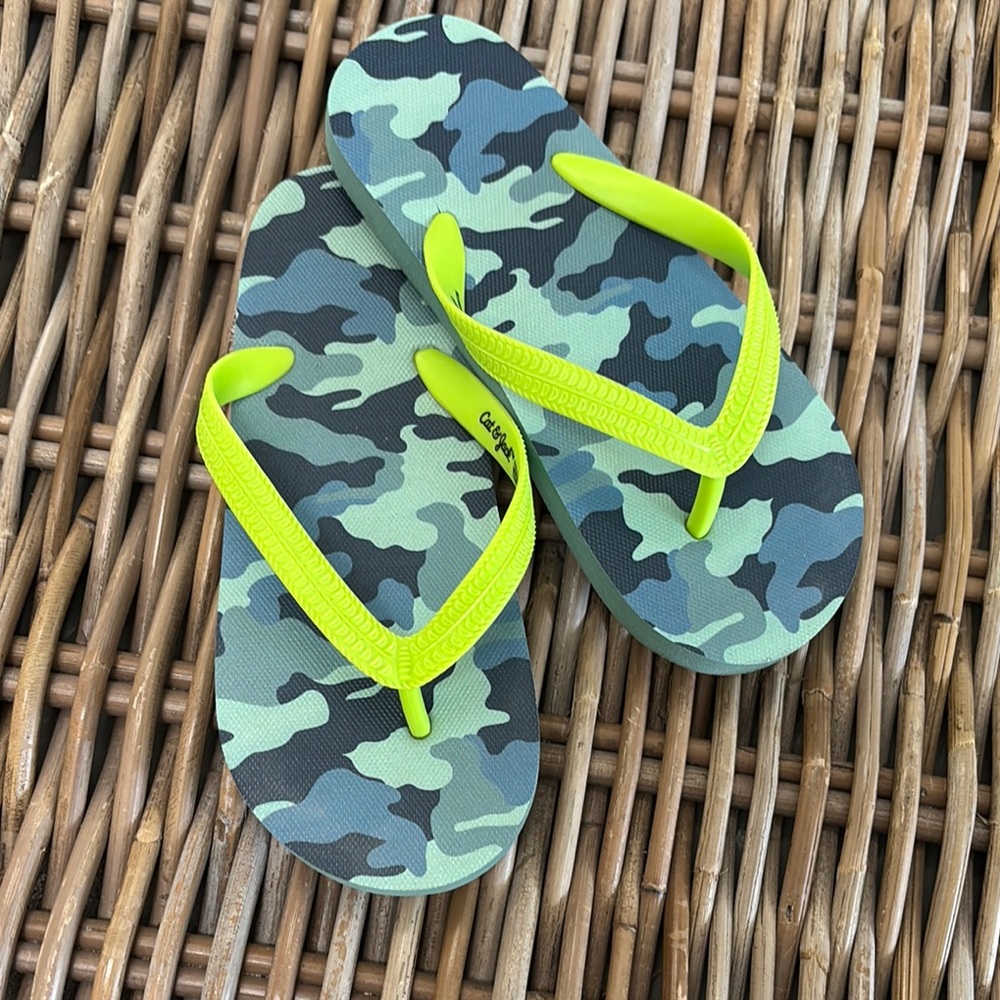 Cat & Jack Green Camo Flip Flops for Beach Days size 1.5